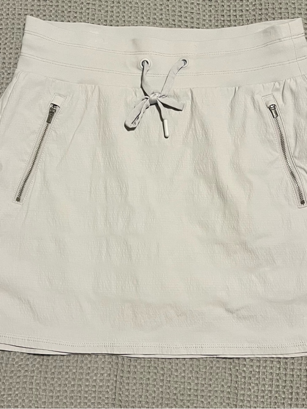 Athleta light gray Skort with Zip Pockets women’s size 4 EUC!
